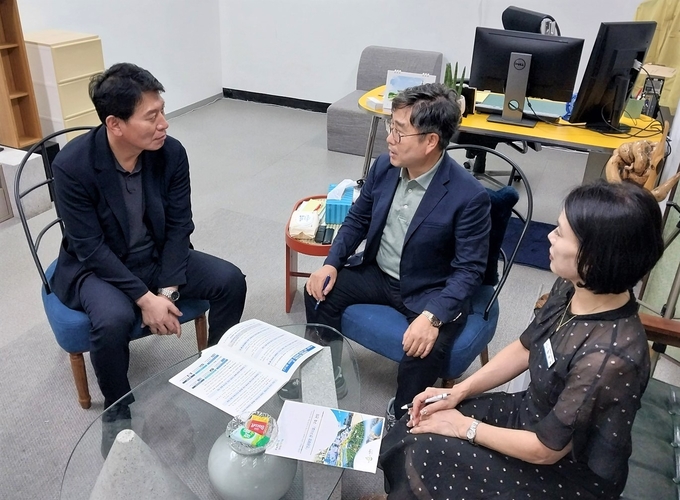 강상구 나주부시장이 국회를 찾아 조인철 국회의원에게 인공태양 연구시설의 나주 지정을 건의하고 있다. 나주시 제공