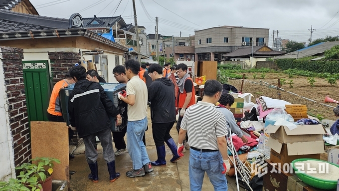 폭염 속 ‘구슬땀’…충남 수해복구 자원봉사 8700명 돌파