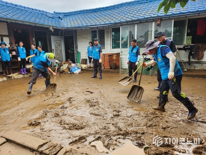 폭염 속 ‘구슬땀’…충남 수해복구 자원봉사 8700명 돌파