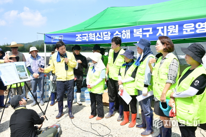 정철원 담양군수가 봉산면 유산리 딸기 원예 농가를 찾아 침수 피해 현장을 점검하고 있다. 담양군 제공