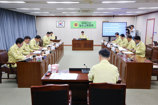 전남도의회 농수산위원회가 집중호우 피해 복구 방안을 논의하기 위해 긴급 회의를 열고 있다. 전남도의회 제공
