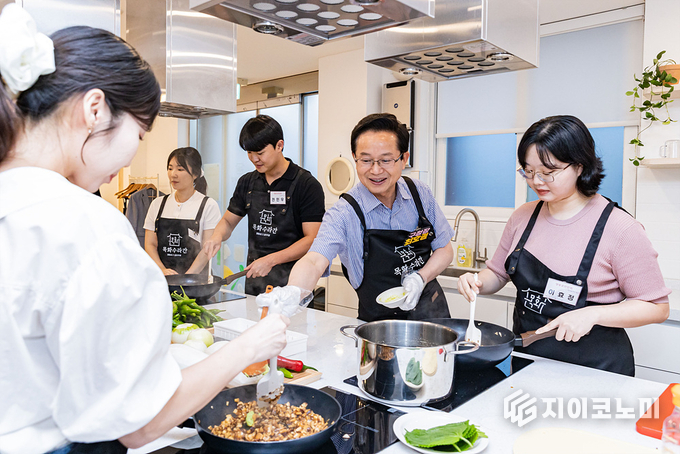 목화수라간에서 진행된 ‘영등포반찬회’ 프로그램에 참여한 청년들 모습.