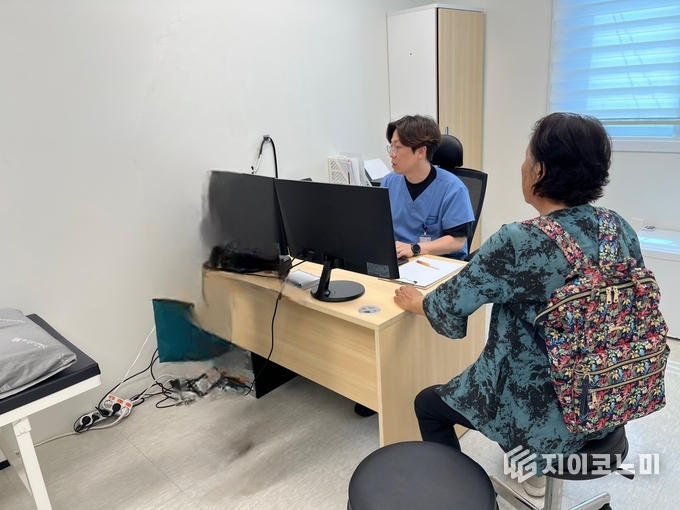 치매관리주치의 시범사업 의료기관으로 선정된 새서울메디컬의원 의료진이 치매환자를 대상으로 맞춤형 진료 상담을 제공하고 있다.