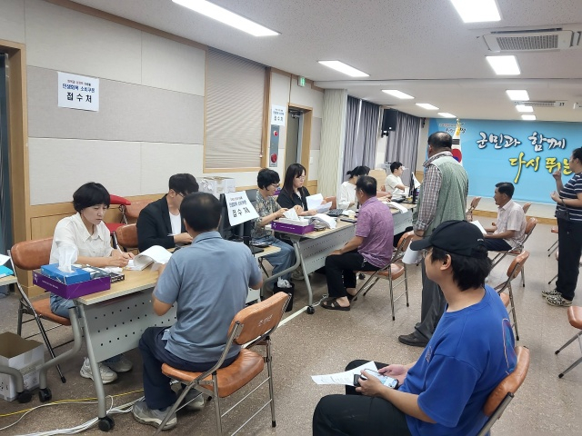 보성군 주민들이 ‘찾아가는 서비스’를 통해 신속하게 소비쿠폰을 수령하는 모습, 공무원들이 지원하는 현장 중심의 따뜻한 행정이 담긴 사진. 보성군 제공