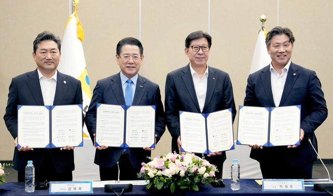 김영록 전라남도지사가 25일 오후 부산벡스코에서 ‘국립목포해양대-국립한국해양대 글로컬대학 지정’을 위한 글로컬대학 비전 및 혁신전략 보고회에서 부산시, 국립목포해양대, 국립한국해양대와 글로컬대학 MOU를 체결하고 있다. (왼쪽부터 한원희 목포해양대학교 총장, 김영록 전남도지사, 박형준 부산광역시장, 류동근 한국해양대학교 총장)전라남도 제공