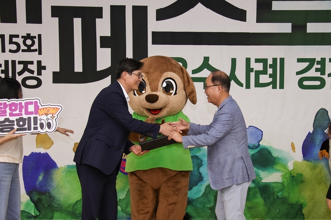 영암군 우승희 군수가 ‘영암형 농정대전환’ 발표 후 최우수상을 수상하고 있다.영암군 제공