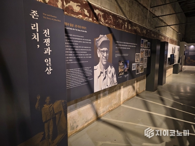 캠프 그리브스 볼링장에 꾸며진 종군기자 역사 전시물 (사진=이창희 기자)