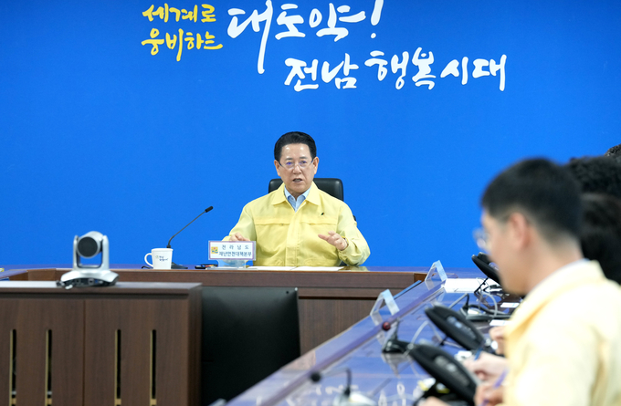 김영록 지사 폭염 경보 재난종합상황실 방문, 현황 청취 및 근무자 격려