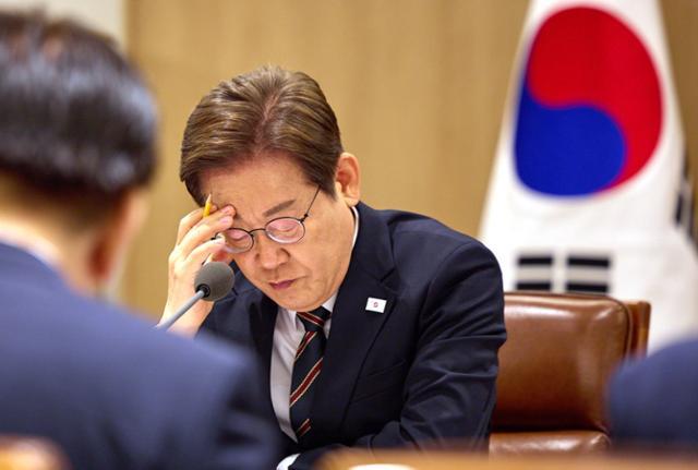 이재명 대통령이 지난달 9일 서울 용산구 대통령실 청사에서 열린 비상경제점검 TF 2차 회의에서 생각에 잠겨 있다. 