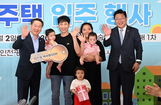 천원주택 입주 행사에서 다둥이 입주민과 유정복 시장이 기념촬영 하고 있다. (사진=유정복 시장 페이스북)