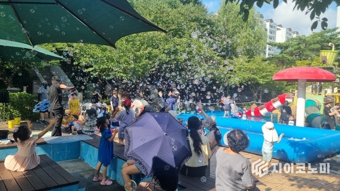 어린이들이 덕의근린공원 물놀이장에서 거품 공연(버블쇼)을 즐기고 있는 모습. 구로구 제공.