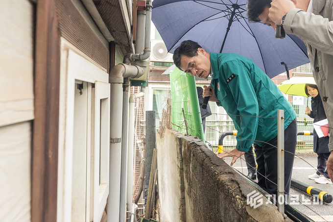 위험시설물 점검을 위해 현장방문한 이기재 양천구청장.