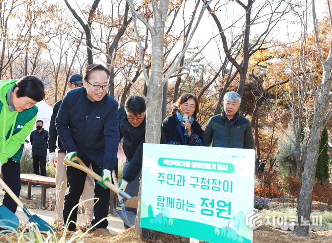유성훈 구청장이 오미생태공원에서 주민과 함께 정원을 가꾸고 있다.