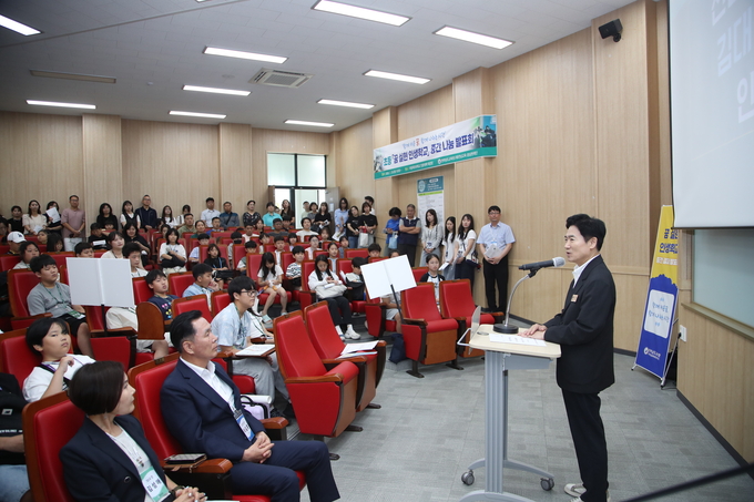 김대중 전남교육감이 ‘꿈 실현 인생학교’ 중간 나눔 발표회에서 격려의 말을 전하고 있다. 전라남도교육청 제공