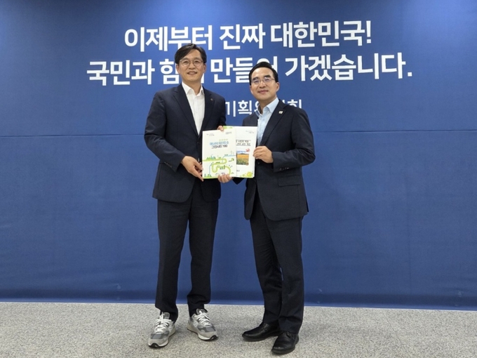 영암군 국정기획위원회 박홍근 위에 지역 현안 건의. 영암군 제공
