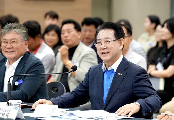 김영록 전라남도지사가 정책 현안 토론을 주재하며 참석자들의 질문에 답변하고 있는 모습. 전남도 제공