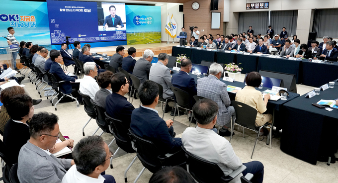 김영록 전라남도지사가 참석자들과 의견을 나누며 현장의 목소리에 귀 기울이고 있다. 전남도 제공