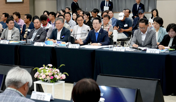 김영록 전라남도지사가 29일 영광군청에서 열린 ‘영광군 정책비전 투어’ 행사에서 정책현안에 대한 토론을 주재하고 참석자들의 정책제안 및 쪽지 건의 등에 대한 질문에 답변을 하고 있다. 전남도 제공