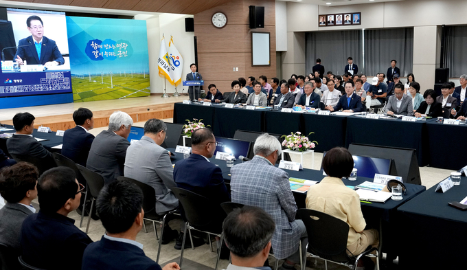 지역 현안에 대해 집중해서 경청하는 김영록 지사의 진지한 표정. 전남도 제공
