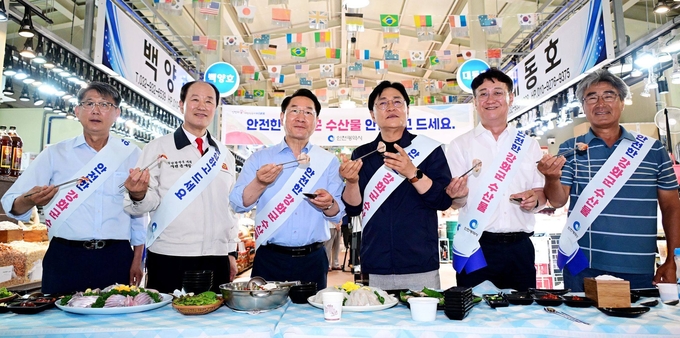  강화군 외포항 수산물 직판장에서 수산물을 시식하고 있다.. (사진=유정복 인천시장 페이스북)