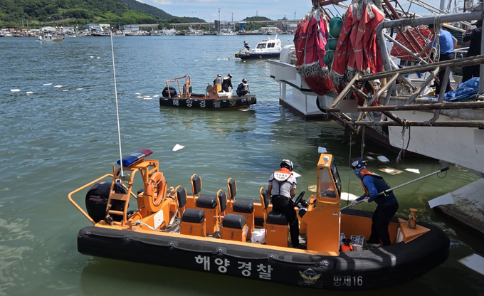 목포해경이 방제 작업 실시 중에 있다. 목포해양경찰서 제공