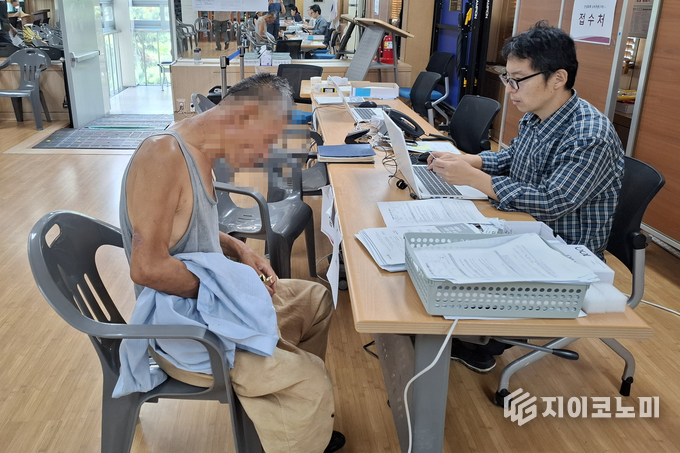 전농1동주민센터에서 거리노숙인이 민생회복 쿠폰 신청하는 모습.