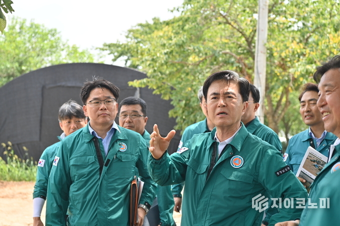 수해 현장에서 자원봉사자와 관계자들을 격려하는 김태흠 충남도지사