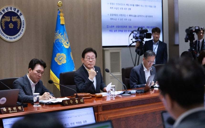 이재명 대통령이 29일 서울 용산 대통령실 청사에서 열린 국무회의에서 김영훈 고용노동부 장관의 산업재해 대책 발표를 듣고 있다. 연합뉴스