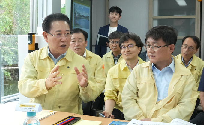 김영록 전라남도지사가 30일 영산강 수계 현장 점검을 위해 방문한 김성환 환경부 장관에게 지역 현안을 건의하고 있다. 전남도 제공