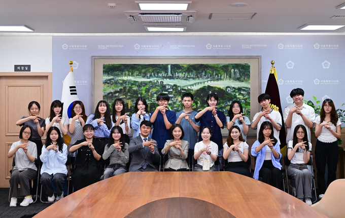 최호정 서울시의장과 대만 정치대학교 어학연수단과 간담회 후 기념촬영 했다. (사진=서울시의회)