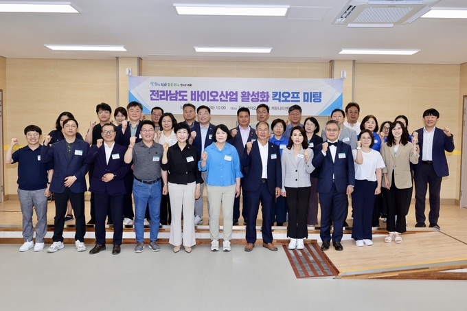 한춘옥 의원과 참석자들이 킥오프 미팅 후 기념촬영을 하고 있다. 전남도의회 제공