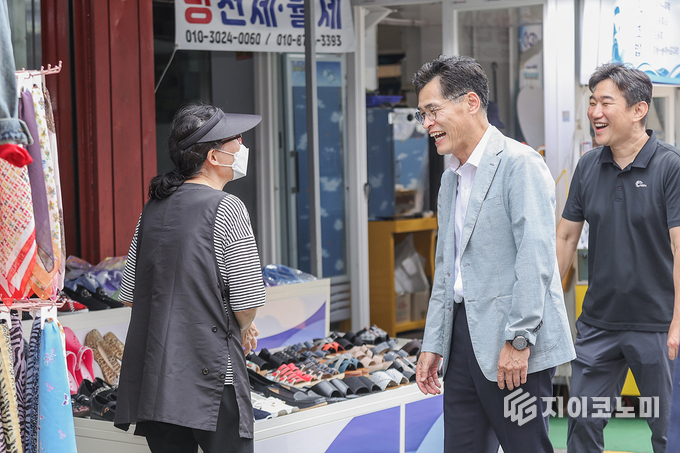 지역 소상공인과 대화하고 있는 이기재 양천구청장.