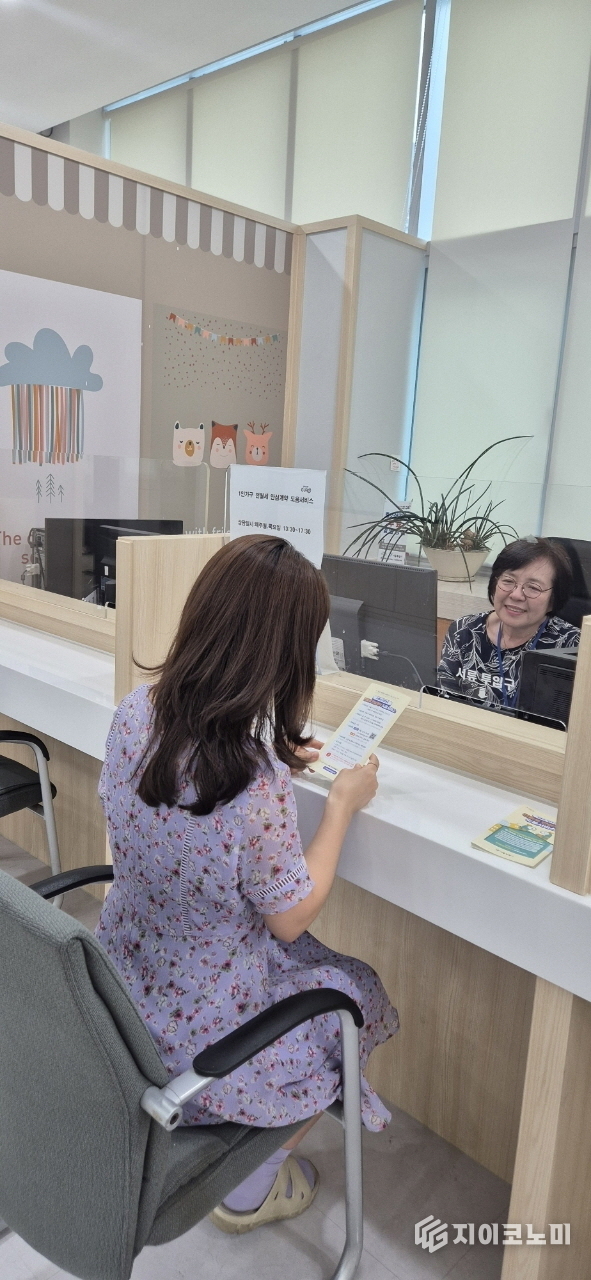 주거안심매니저가 1인가구 주민을 대상으로 상담을 하고 있다.