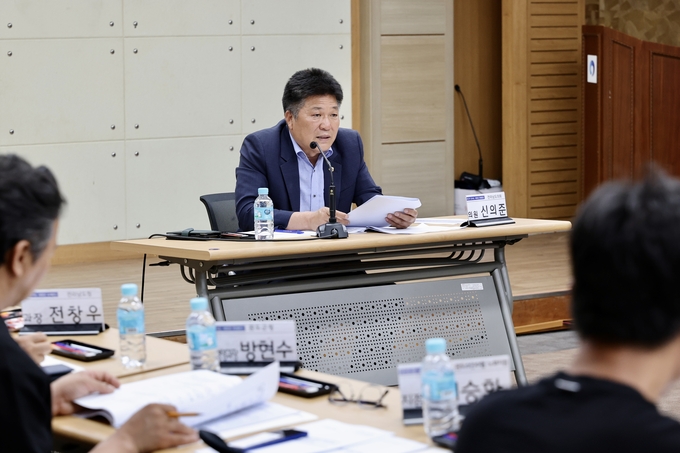 완도군 노화읍사무소에서 열린 중간보고회에 참석한 신의준 의원과 연구회 의원들이 수산업 면허제도 개선에 관한 논의를 이어가고 있다. 전남도의회 제공