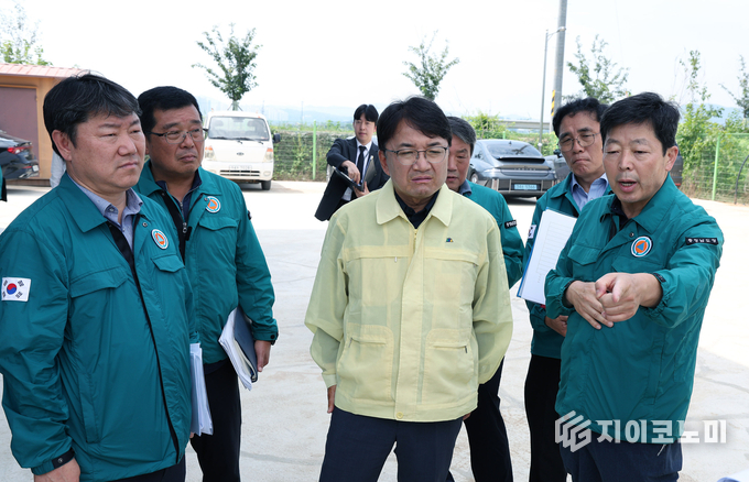 박정부 행정부지사, 김광용 행정안전부 본부장, ‘아산 와천 제방 붕괴 현장 점검’