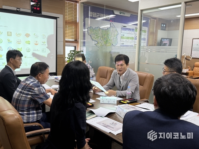 이상익 군수가 1일 ‘함평로컬푸드 인증제 상표’ 개발 착수보고회를 주재하고 있다 함평군 제공