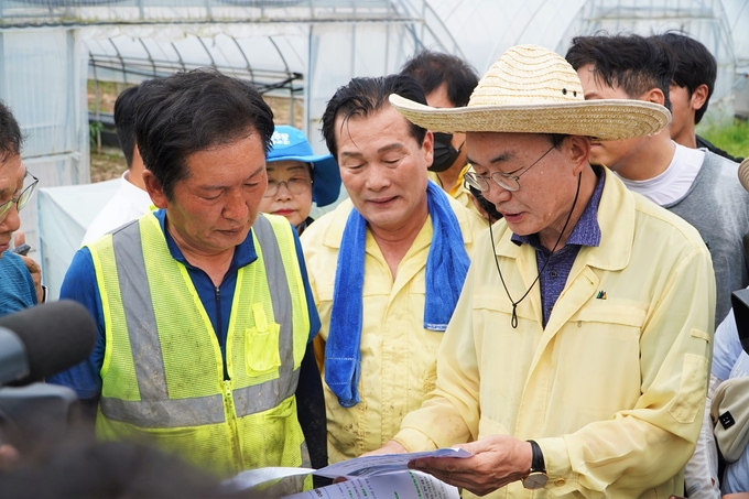 윤병태 나주시장(오른쪽)이 정청래 더불어민주당 대표(왼쪽)에게 신속한 복구와 재발 방지를 위해 특별재난지역 선포 등을 건의하고 있다. 나주시 제공