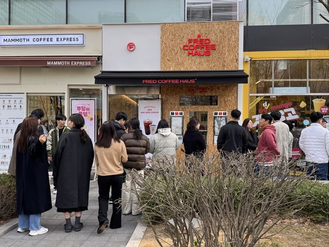 ‘아늑한 프레드의 집’이라는 브랜드 콘셉트 아래, 프레드커피하우스는 집처럼 편안한 무드에 트렌디한 인테리어를 더해 고객의 일상에 감성적인 쉼표를 선사한다. 프레드 제공