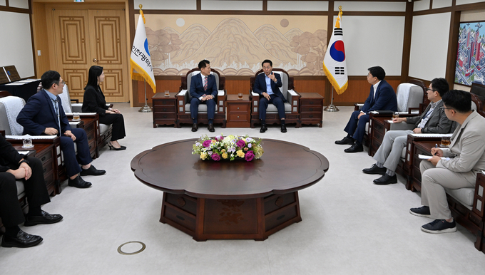유정복 인천광역시장이 4일 시청 대접견실에서 열린 '품질경영(ISO 9001), 고객만족경영(ISO 10002) 국제 인증서·현판 수여식'에서 엄진엽 중소벤처기업인증원(KOSRE)원장과 환담을 하고 있다. (사진=인천시)