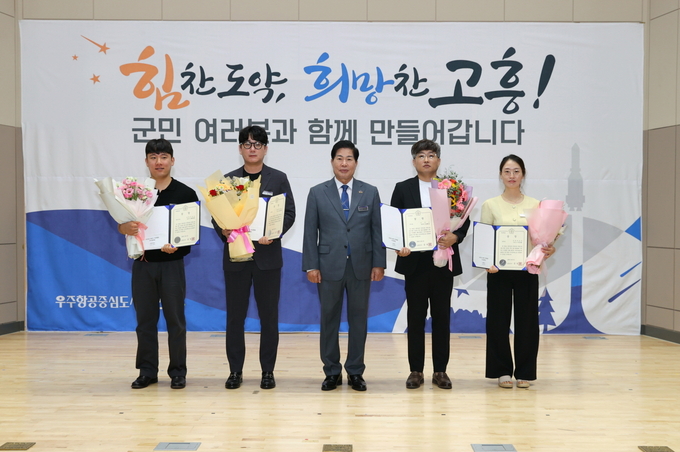 왼쪽부터 관광정책실 최재욱 주무관, 상하수도사업소 김지훈 주무관, 공영민 고흥군수, 보건소 김황오 주무관, 문화체육과 이인영 주무관. 고흥군 적극행정 우수공무원들이 군수와 함께 지역 발전 의지를 다졌다. 고흥군 제공