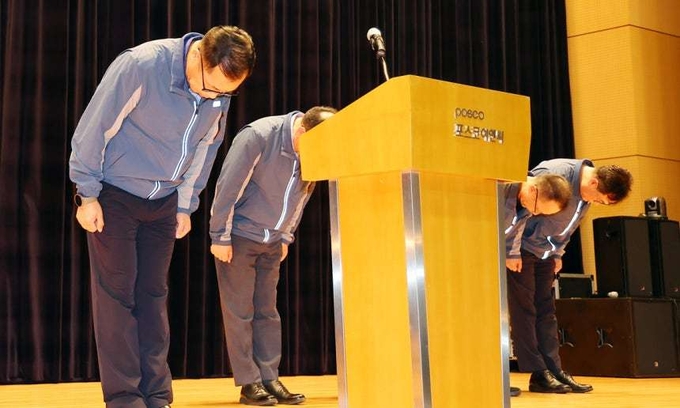 정희민 포스코이앤씨 사장이 지난 7월 29일 인천 송도 본사에서 연이은 현장 사망사고와 관련한 담화문 발표에 앞서 관계자들과 사과 인사하고 있다. 