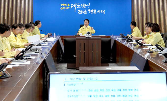 김영록 전라남도지사가 전남 곳곳에 극한호우가 내린 3일 밤 도청 재난종합상황실에서 실국장들이 참석한 가운데 호우 대처상항 점검회의를 주재하고 비상상황 발생 시 인명피해가 발생하지 않도록 체계적인 대응태세 구축을 당부하고 있다. 전남도 제공<br>
