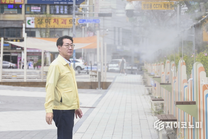 정명근 화성특례시장이 쿨링포그 시설을 점검 하고 있다. 화성시 제공.