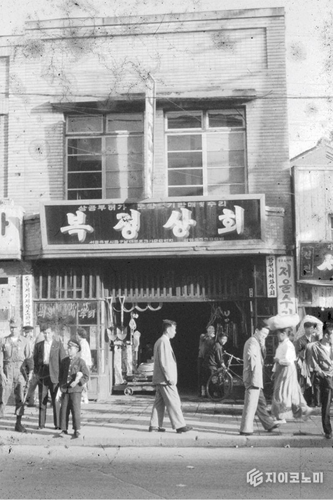 코지마(대표 이혜성)가 대한민국 광복과 함께 탄생한 본사 복정제형㈜의 창립 80주년을 맞아 고객 감사 특별 프로모션을 실시한다.(▲ 1952년 남대문 복정제형 건물). /사진=코지마