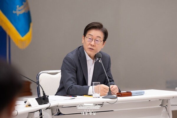 연쇄적인 인명피해 사고를 일으킨 포스코이앤씨에 대해 이재명 대통령이 휴가 중임에도 직접 나서 강력한 처벌 의지를 표명했다. 건설업 면허 박탈부터 공공사업 입찰 자격 박탈까지 법적으로 가능한 모든 징벌 수단을 동원하겠다는 방침을 밝힌 것이다. /대통령실 