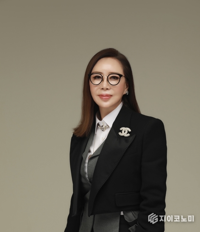 김민경은 대한민국 최초의 공인 컬러리스트이자 색채 화가로, 30년 이상 색을 다뤄온 작가이다.