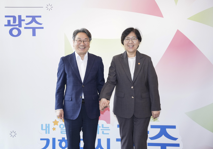 강기정 광주광역시장이 6일 오후 광주시 통합돌봄 정책 현장간담회 참석을 위해 시청을 방문한 정은경 보건복지부 장관과 기념촬영을 하고 있다. 광주광역시 제공<br>
