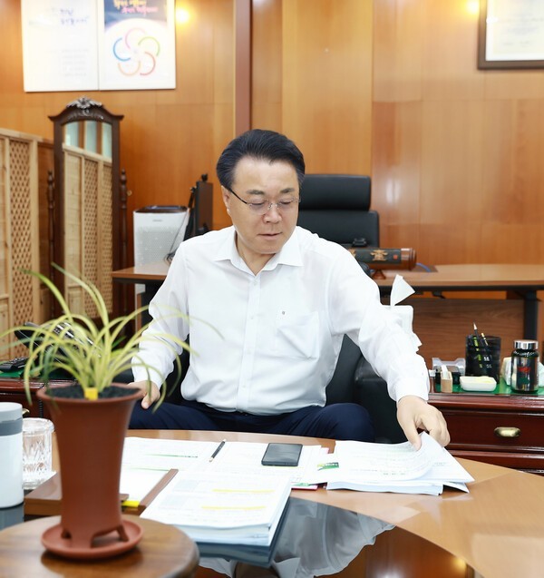 구복규 화순군수가 직접 녹음한 ‘청렴 이야기’ 방송 음원이 송출되고 있다. 퇴근을 앞둔 사무실에 군수의 목소리가 울려 퍼지며, 직원들이 하루를 마무리하며 청렴의 의미를 되새기고 있다. 화순군 제공