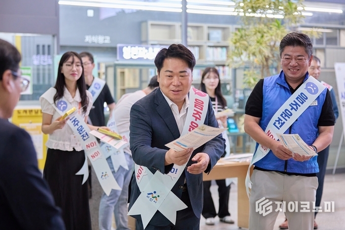 오세현 아산시장과 박민식 아산시공무원노동조합 위원장 등과 함께 음주운전 근절 캠페인