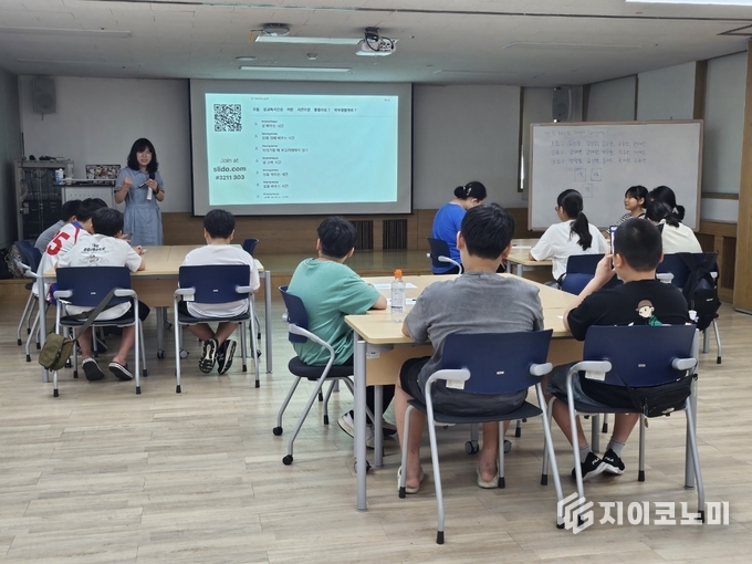 성교육을 받고 있는 아이들 모습. 마포구 제공.